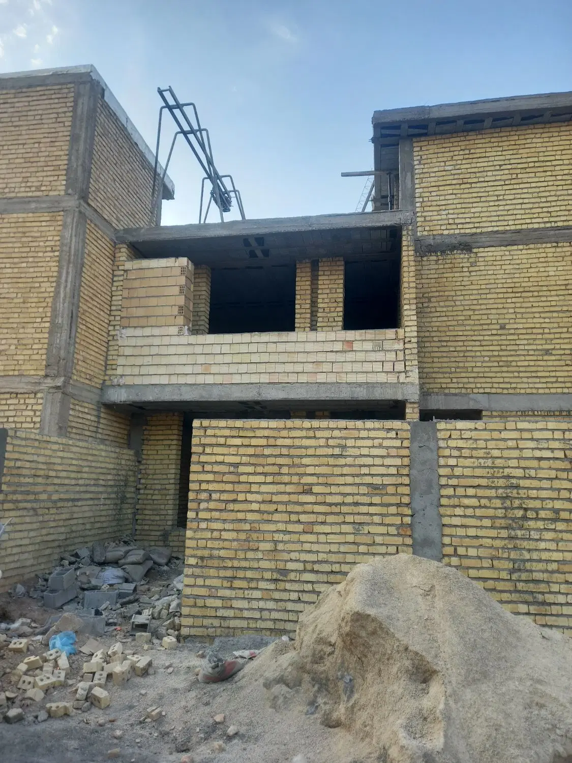 اسکلت دو طبقه در از حیاط