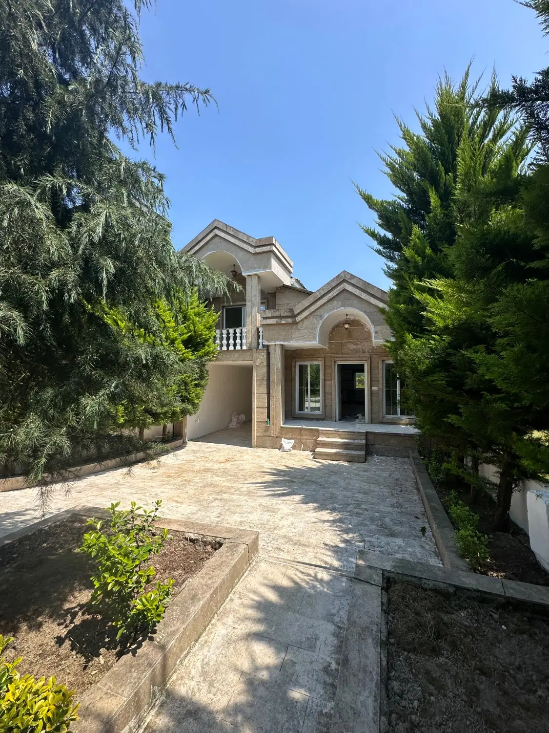 فروش ویلا باغ ۳۰۰ متری بنا سه خواب سند ششدانگ