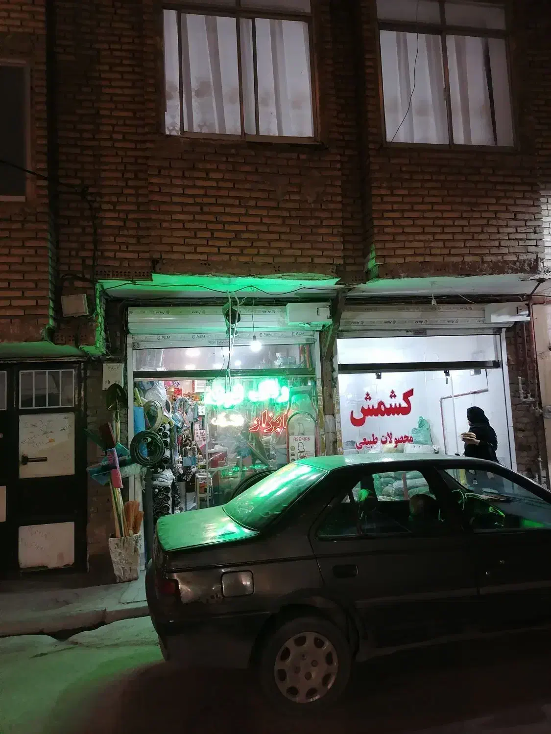 مغازه 17متری حاشیه خیابان گلریز 7 کنار نانوایی