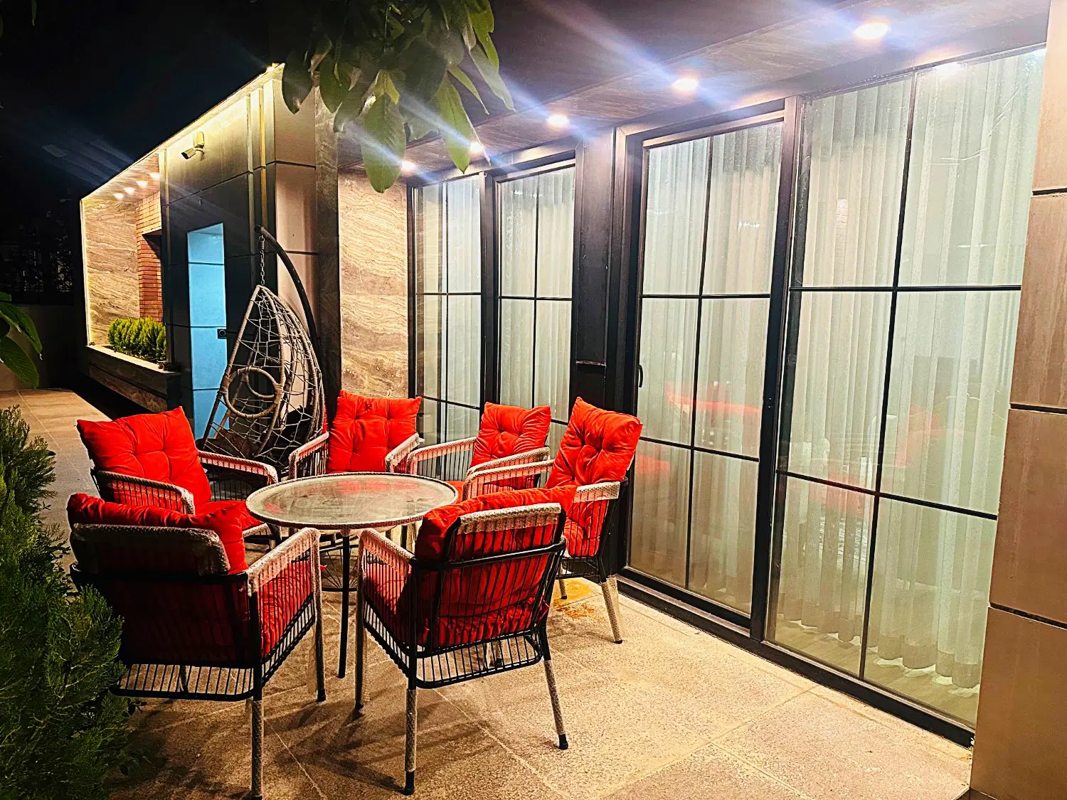 ویلایی لوکس ۳۰۰ متر بنا . ۷۰۰ متر زمین