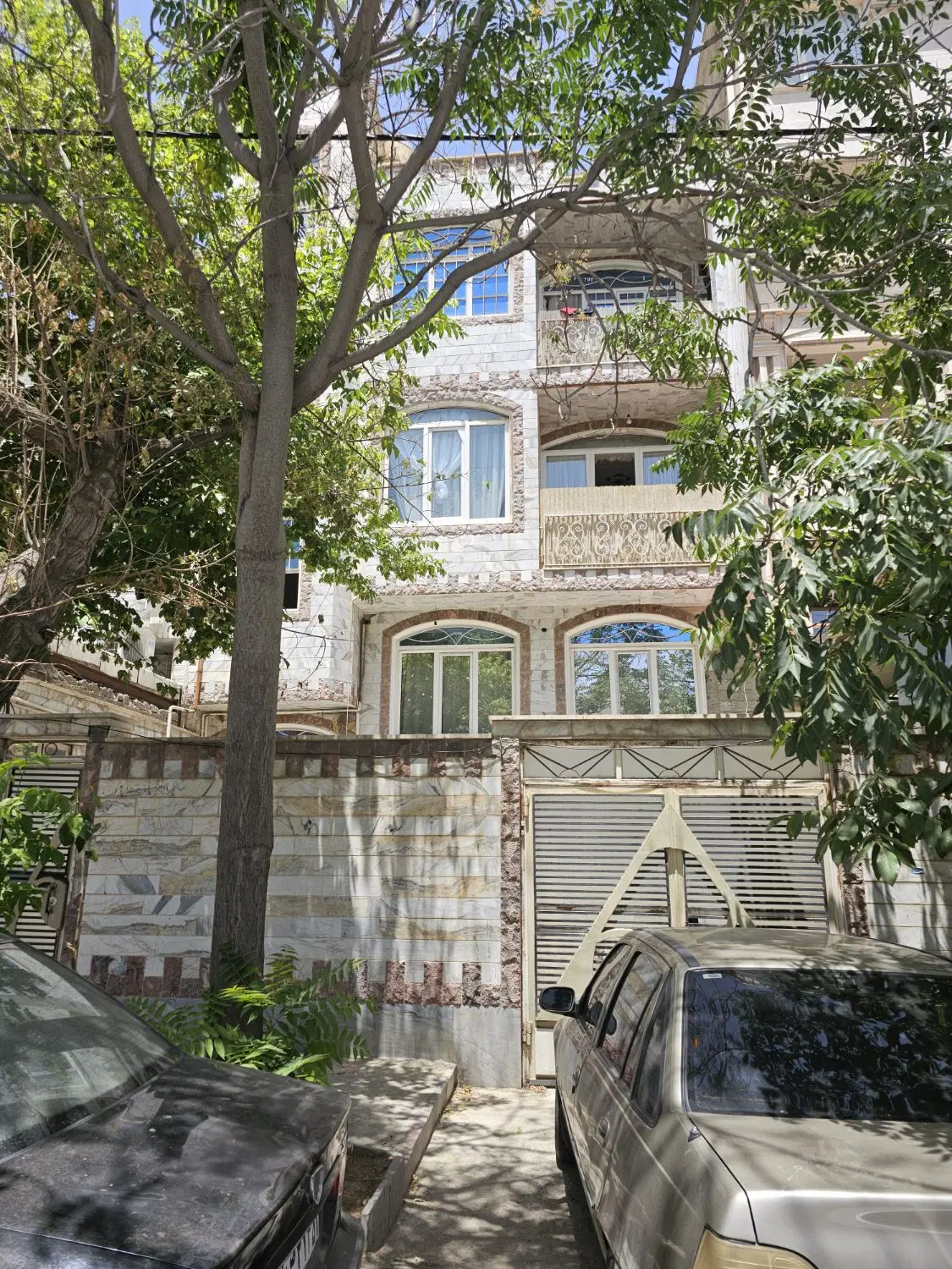بر خیابان اصلی سعدی، جنب پارک
