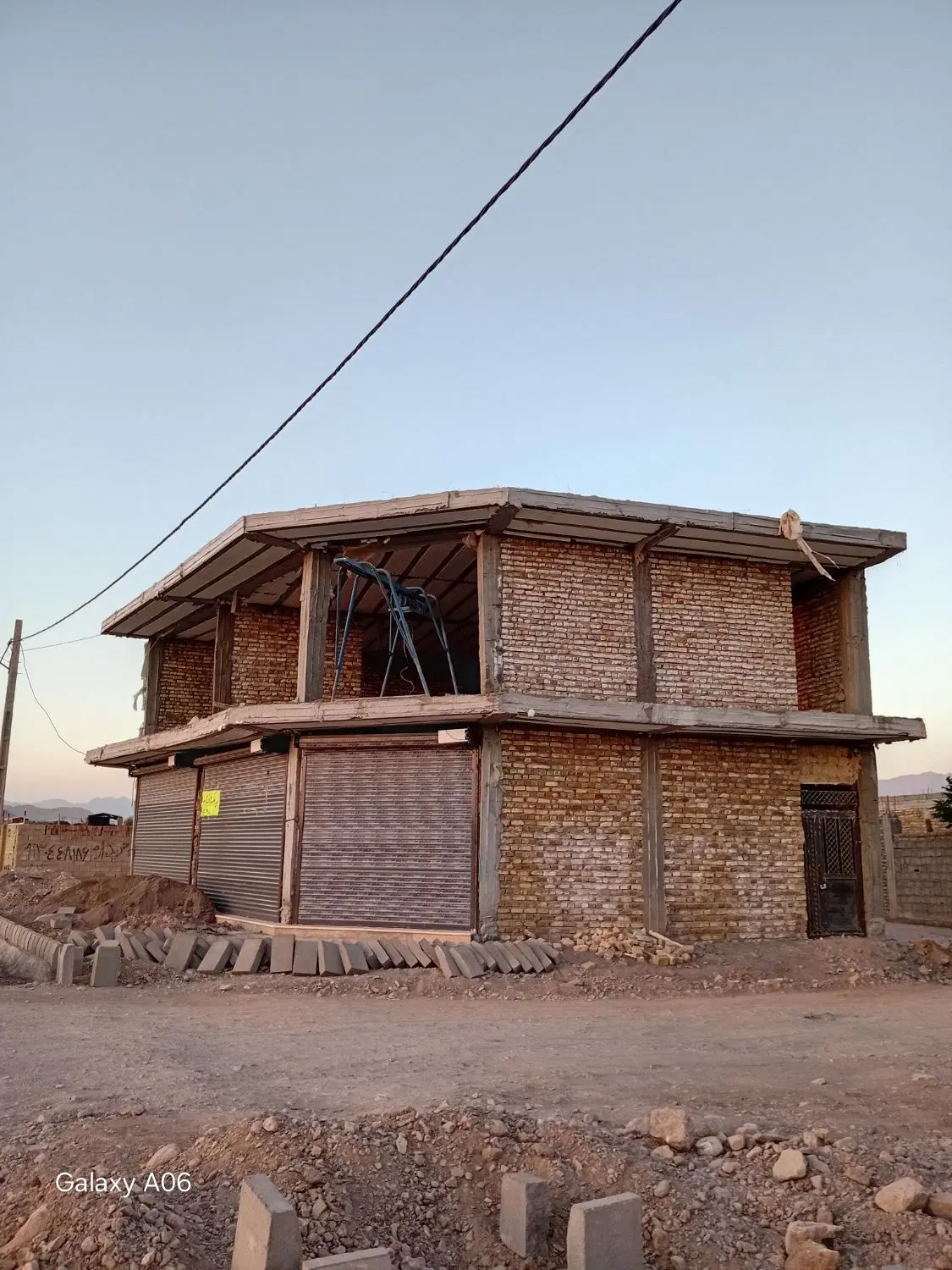 تجاری مسکونی دونبش لب بلوار ۳۰ متری