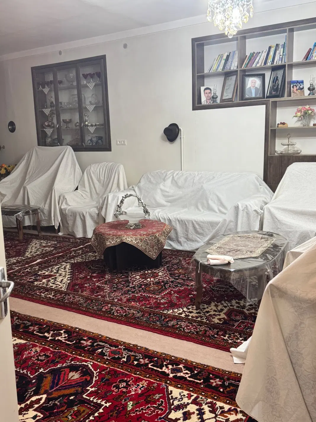 حیاط دوطبقه با دو سرویس مجزا