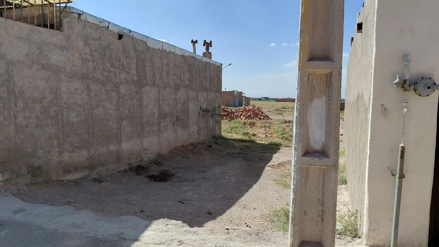 زمین در باغ معروف
