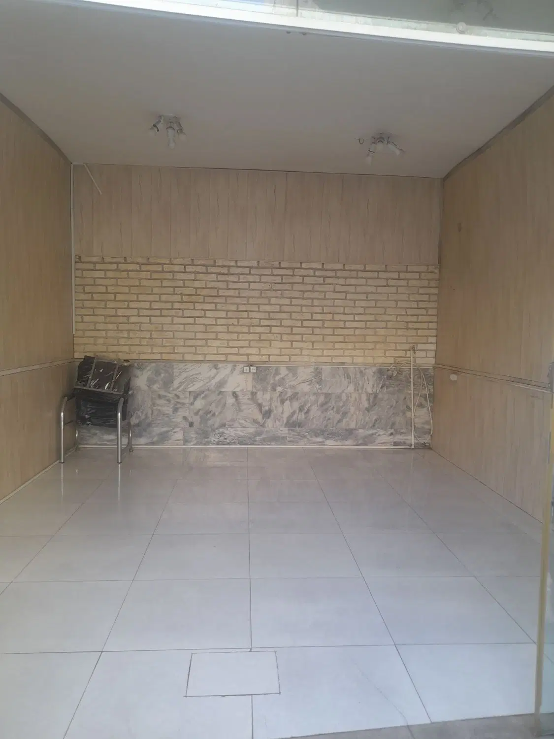 مغازه به متراژ۲۳متر حاشیه ۲۰متری