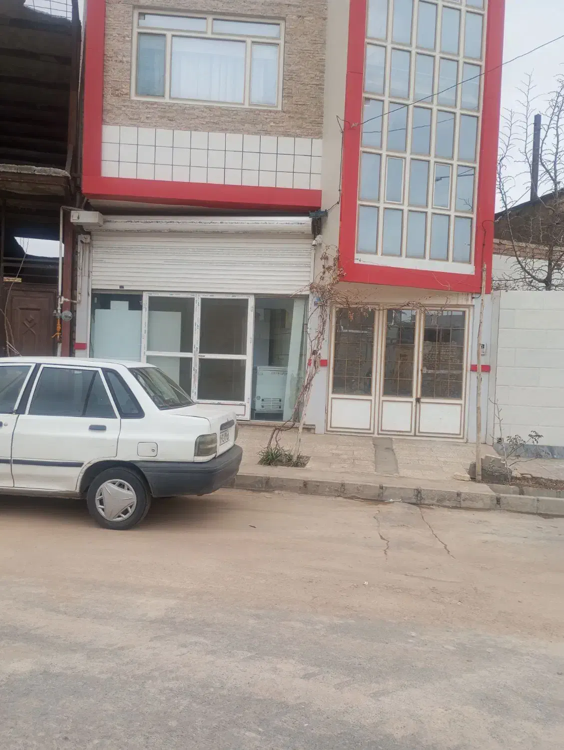مغازه بزرگ راسته خیابان دستگرد