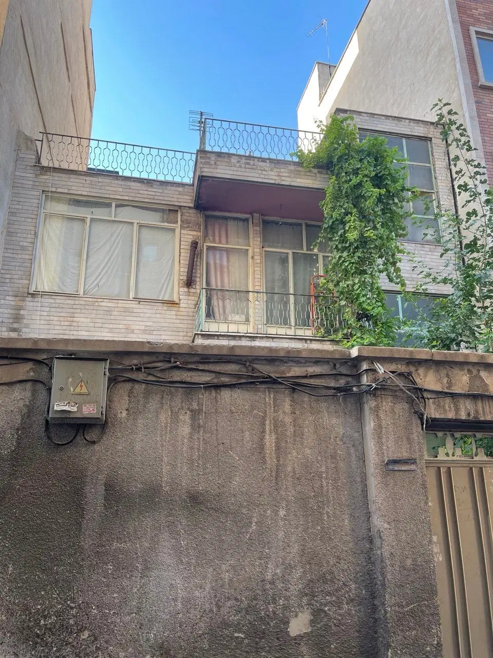خانه کلنگی - حیاط دار - قابل سکونت در 3 طبقه ی جدا