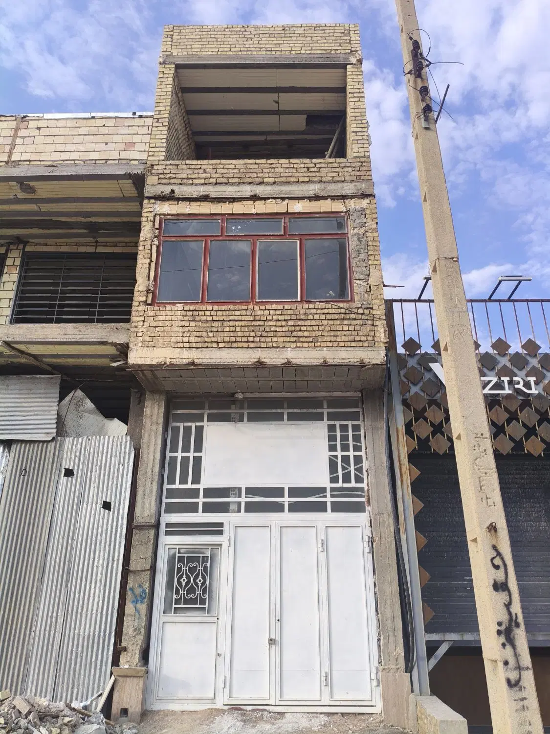مغازه ب همراه 3سویت بالای سرش