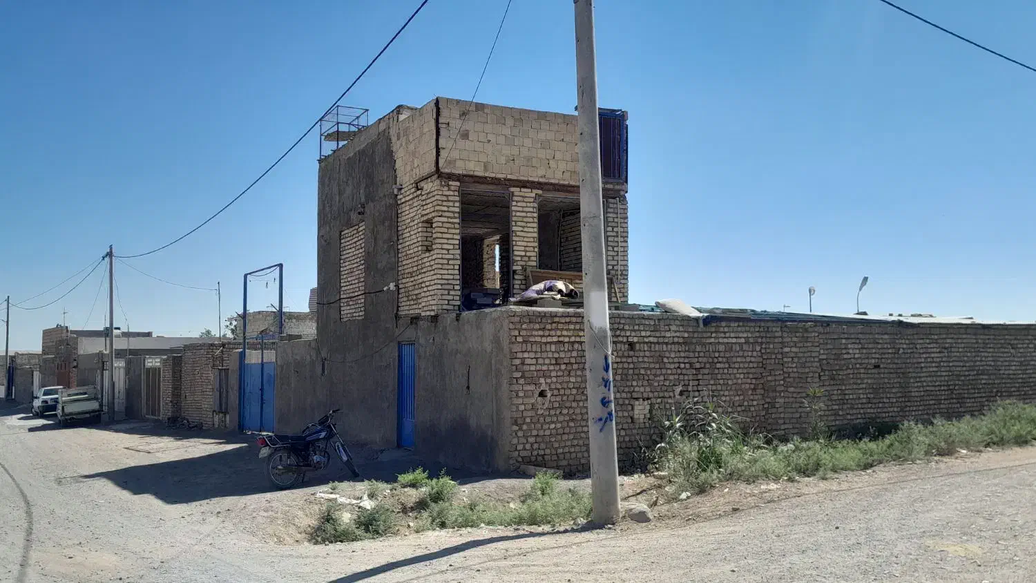 باربند نزدیک شهر و نبش جاده