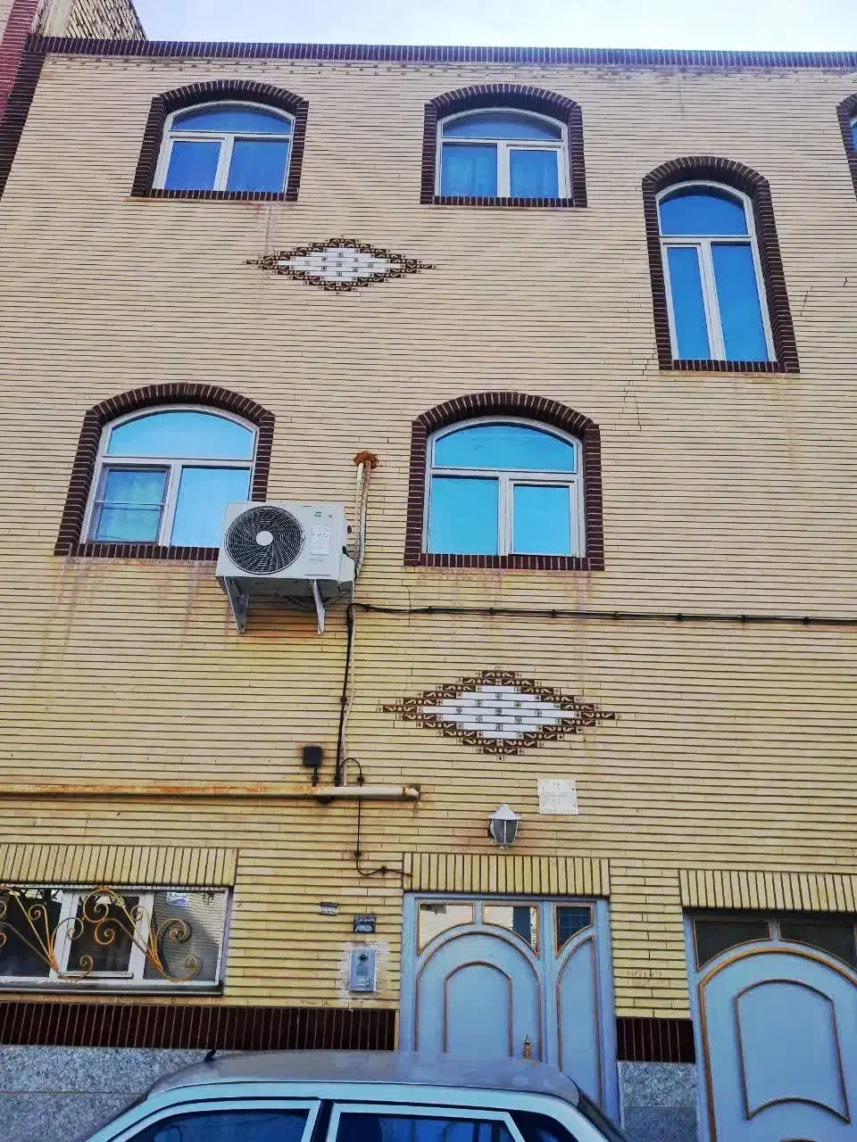 منزل سه طبقه ۲۲۰ متر