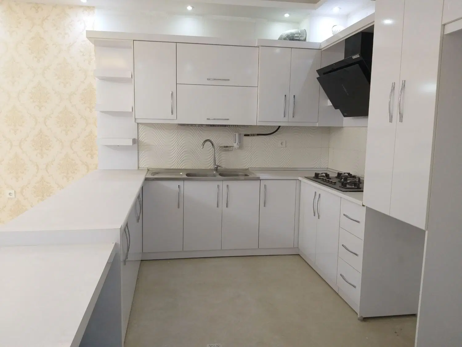 همکف خیابان کمال الملک