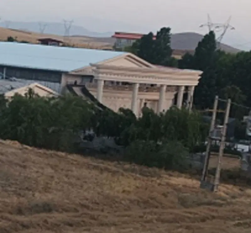 کنار تالار عمارت ماندگار بین جاده خم پایین خم بالا