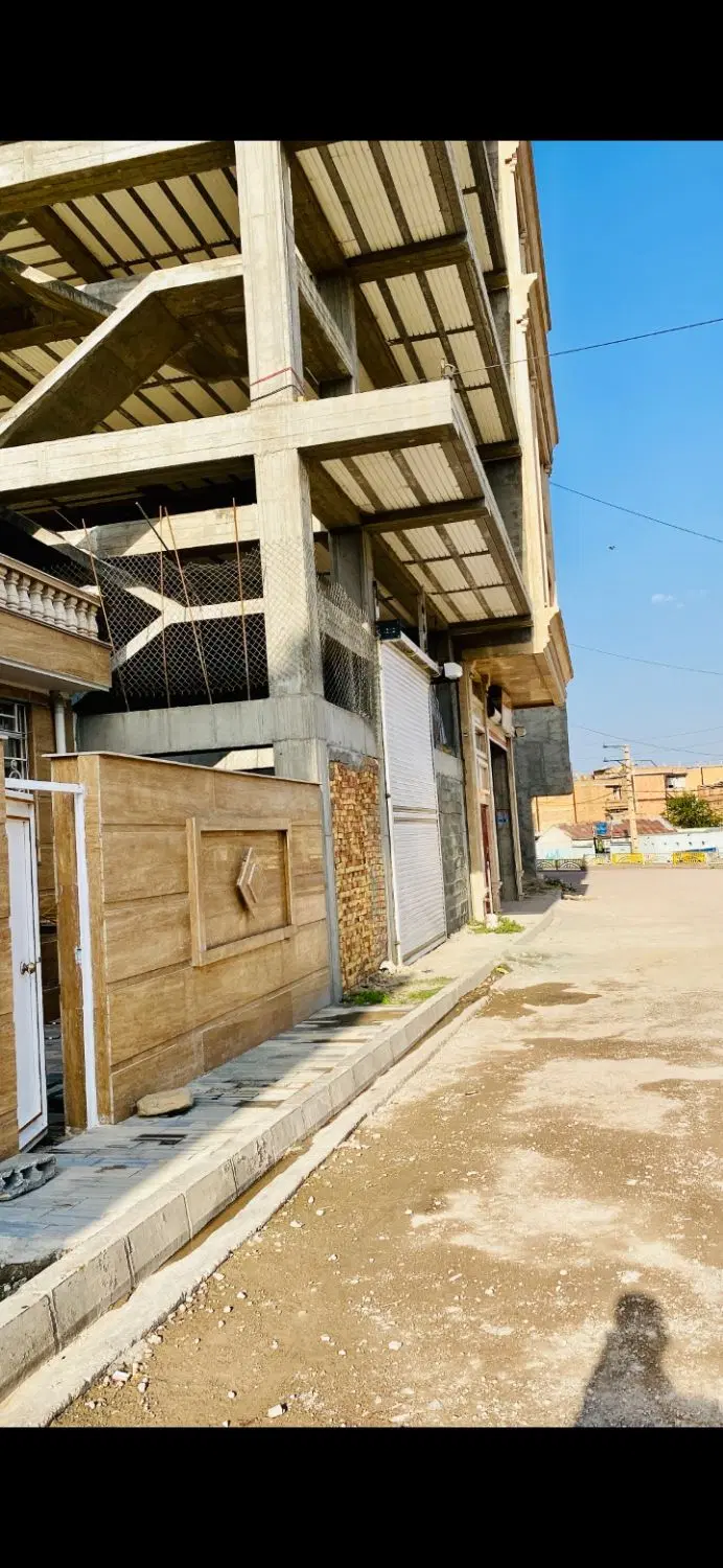 ساختمان برخیابان شهرک دانشگاه