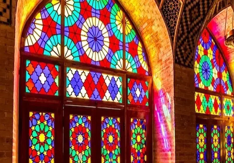 مغازه بانمای شیشه  بر پیاده رو