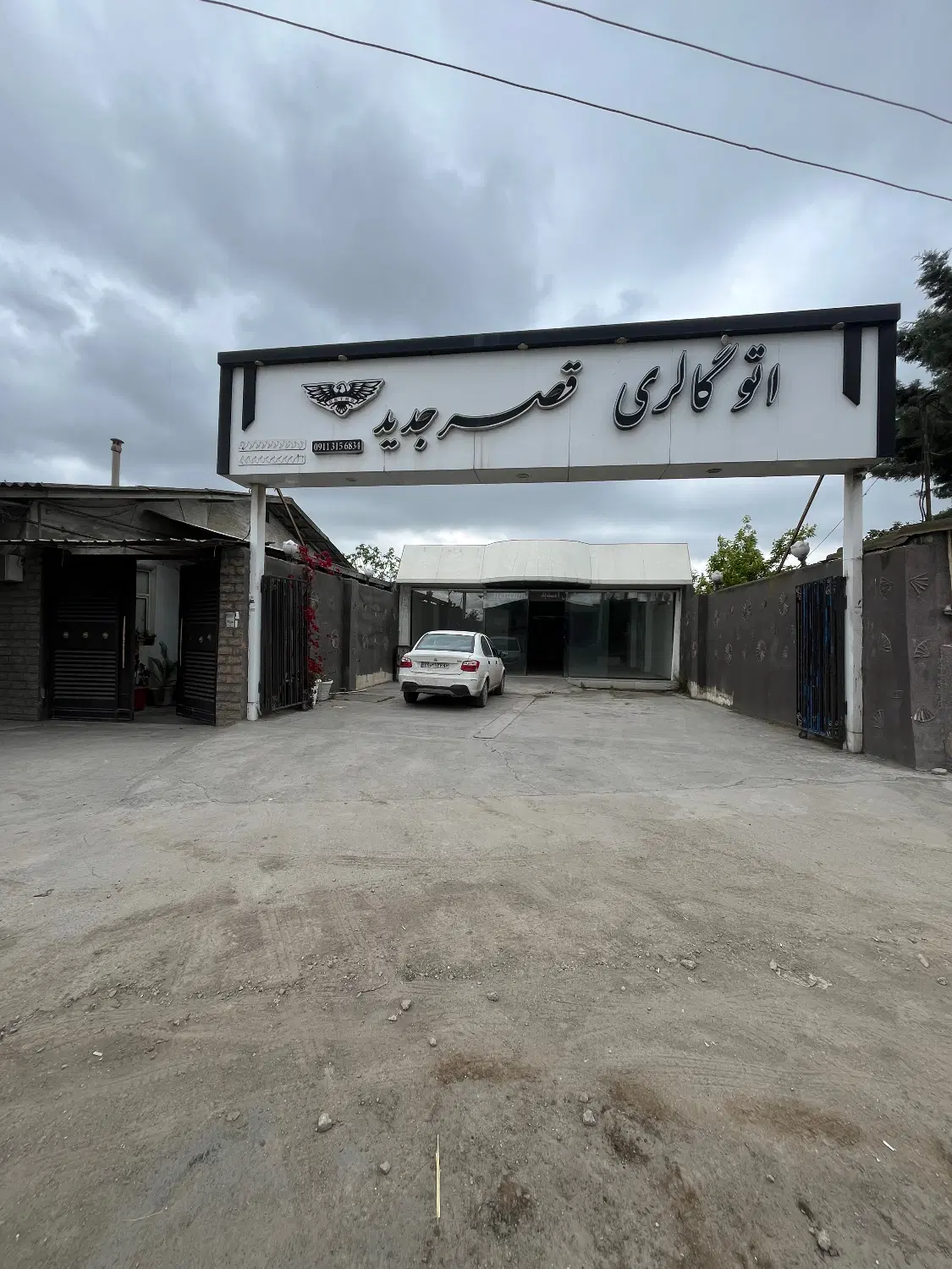 اجاره نمایشگاه ماشین باجواز وامکانات در داخل