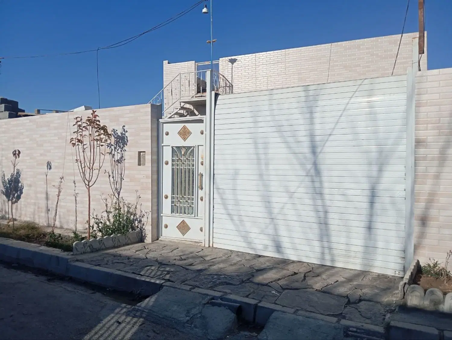 حدودا 350 متر ، اسکلت و حدودا 130