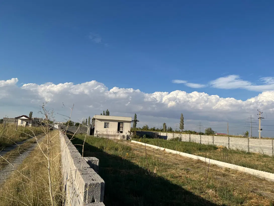ساختمان ویلایی در بر آسفالت