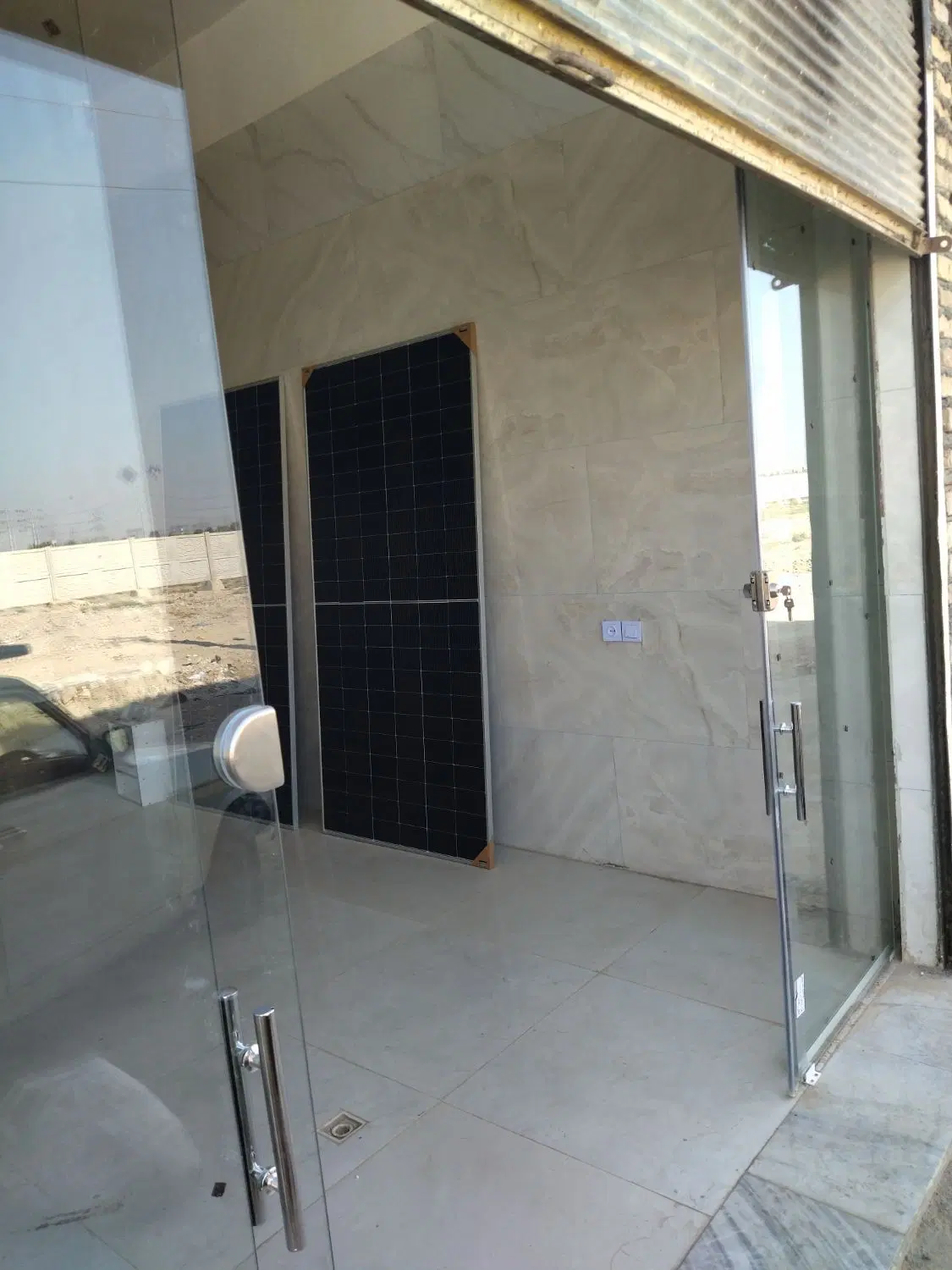 مغازه تجاری و ملک مسکونی