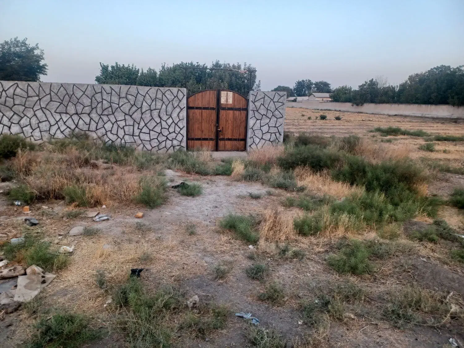 زمین دور دیوار مناسب سوله