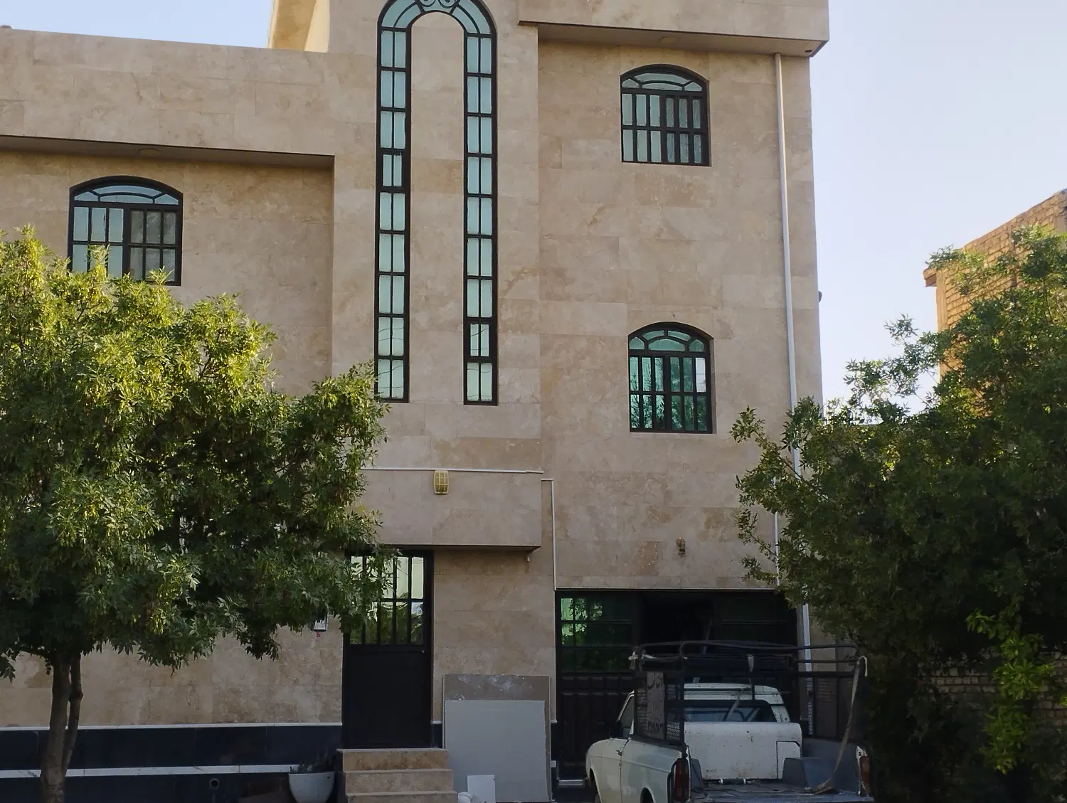 طبقه دوم نزدیک خیابان اصلی
