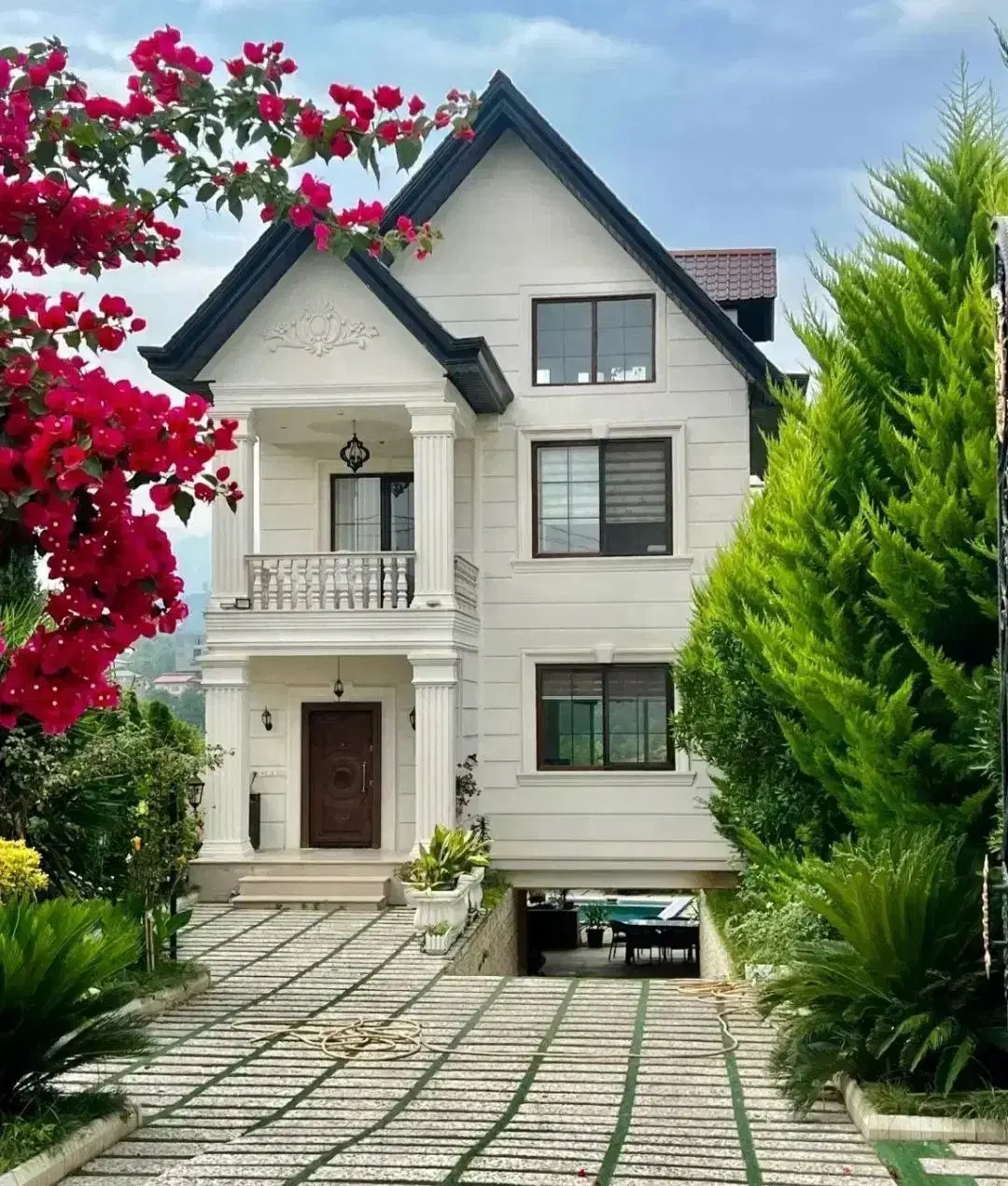 باغویلای ۳۵۰ متری سه خوابه مبله شهرکی استخردار