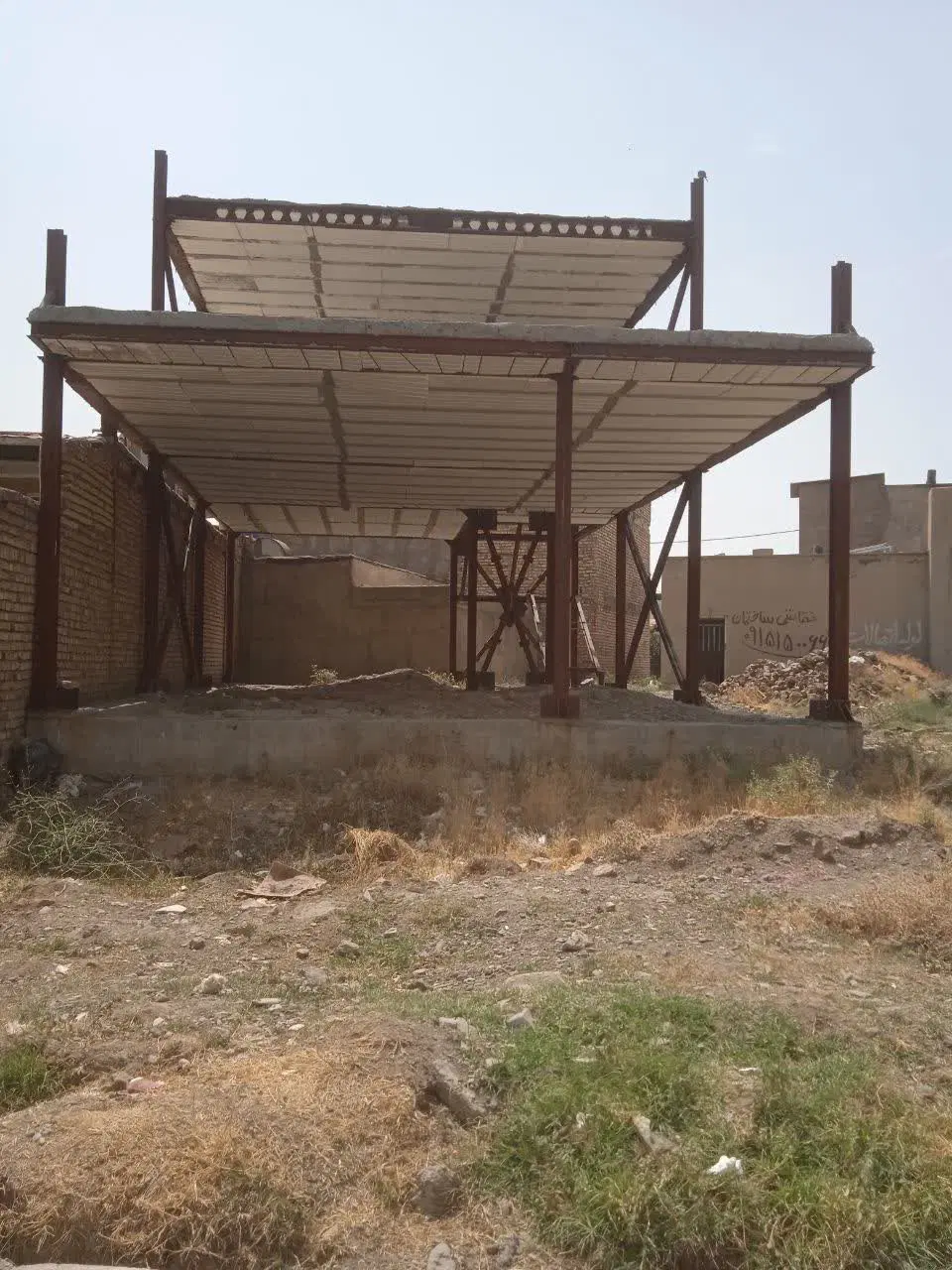 زمین نیمه کاره