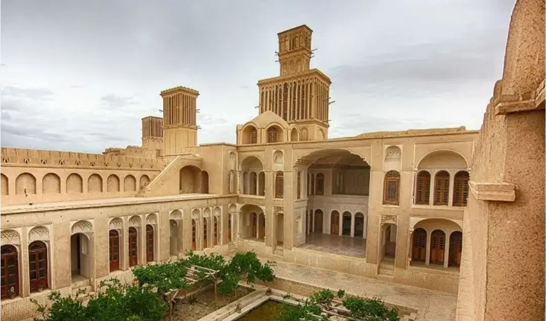 عمارت تاریخی سنتی بازسازی شده