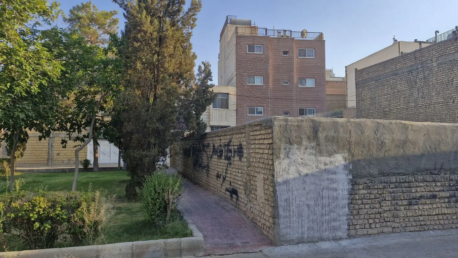 زمین مسکونی سه نبش خواجه‌عمید