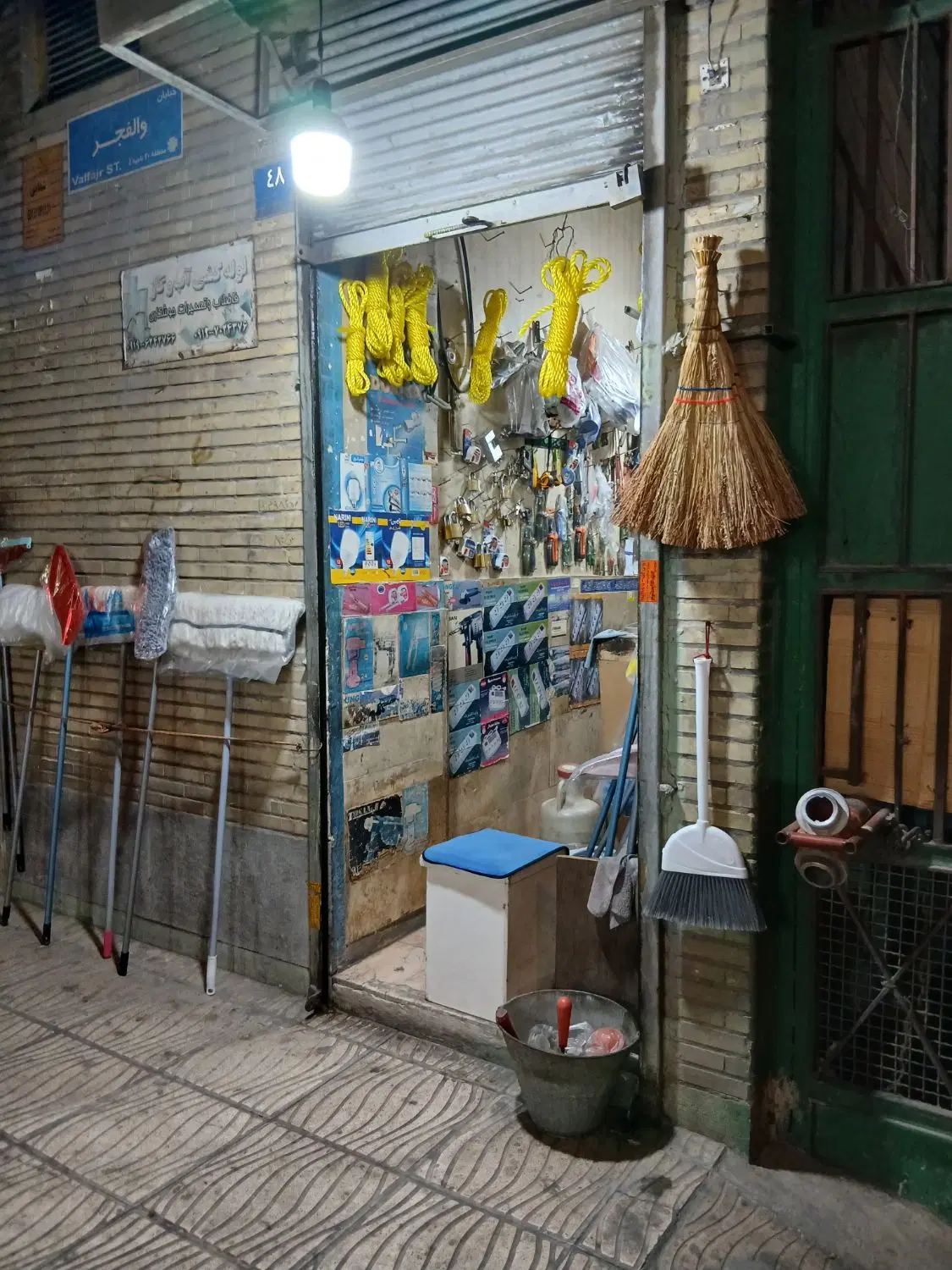 مغازه ۹ متری خیابان پر تردد