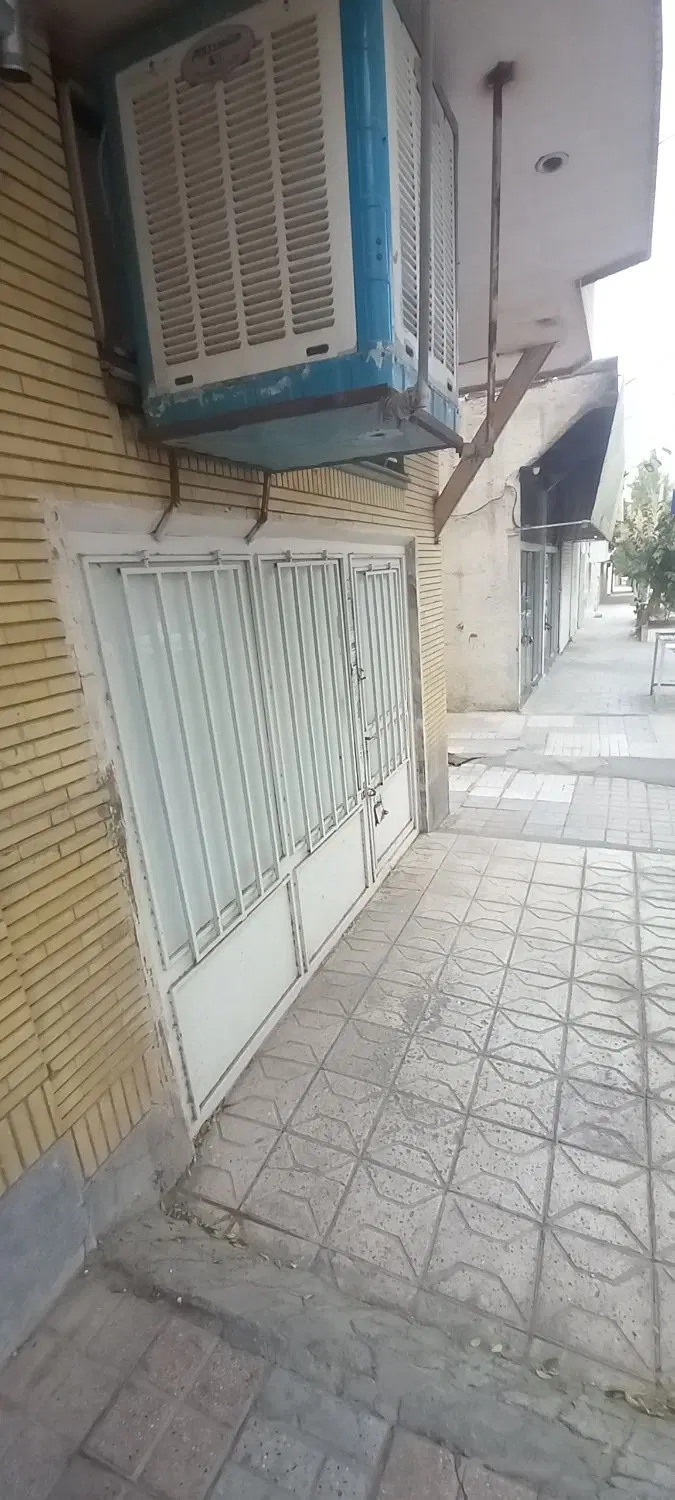 مغازه کنار نانوایی
