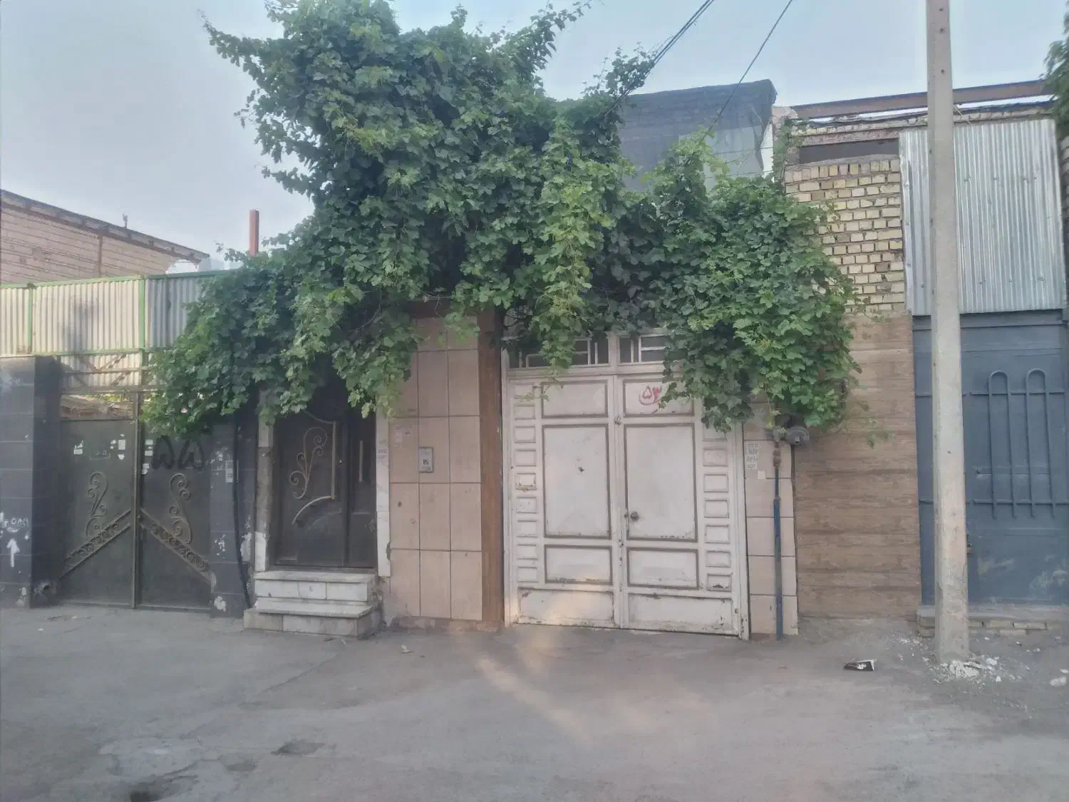 105 متر زمین 85متر مستقل با حیاط ماشین رو