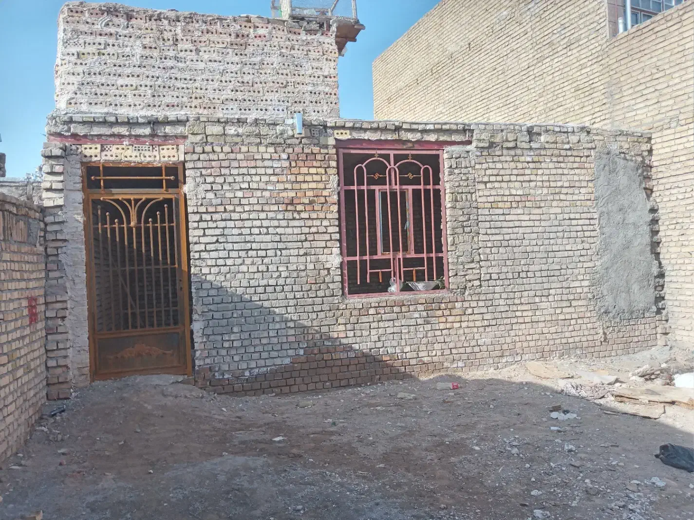 منزل نیمه ساز طاراباد
