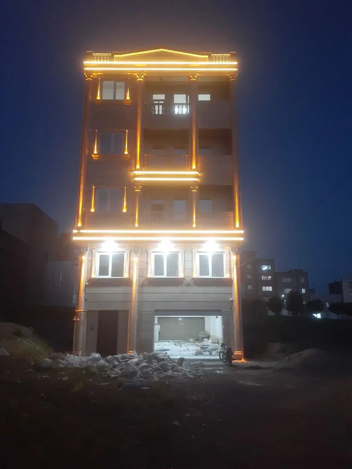 آپارتمان ۱۷۵ متری آبشار