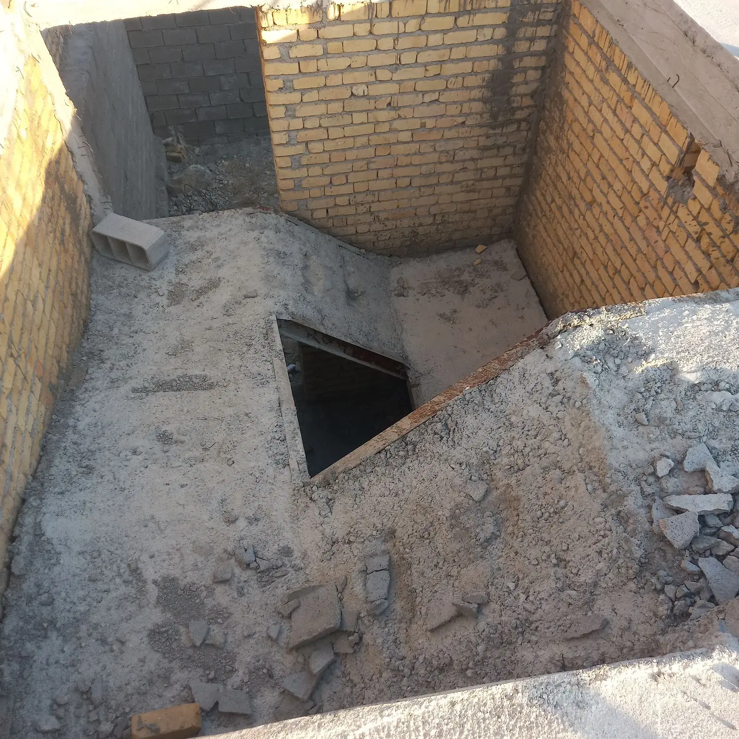 خونه نیمه کاره ویلایی درب حیاط