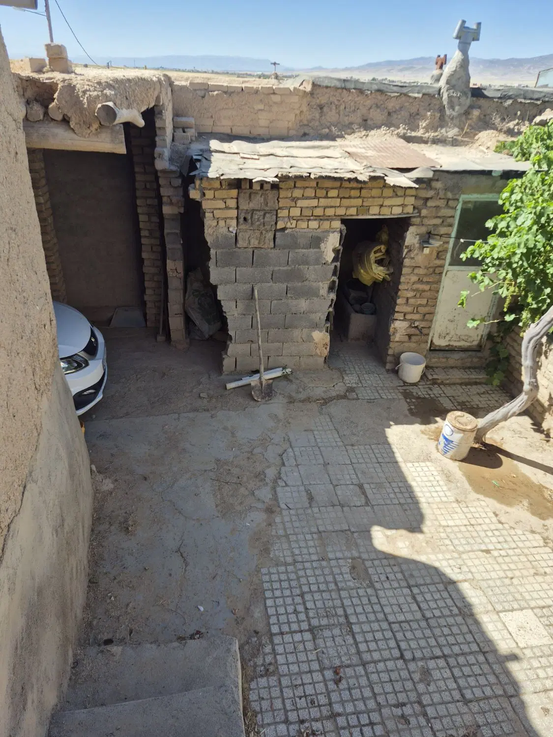 خونه و دامداری چسبیده ب شهر