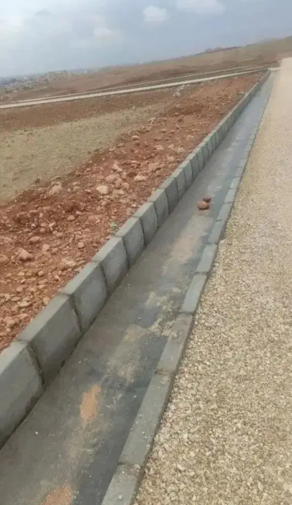 یک قطعه زمین ۱۰۰متری