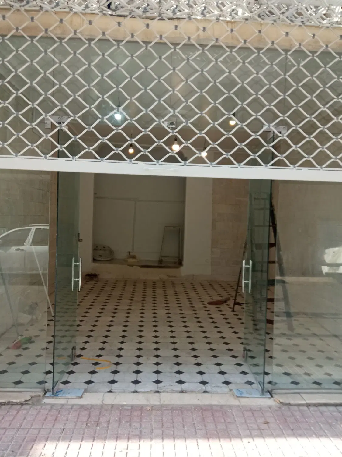 ۳۰مترمغازه همکف و۶۰مترزیرزمین