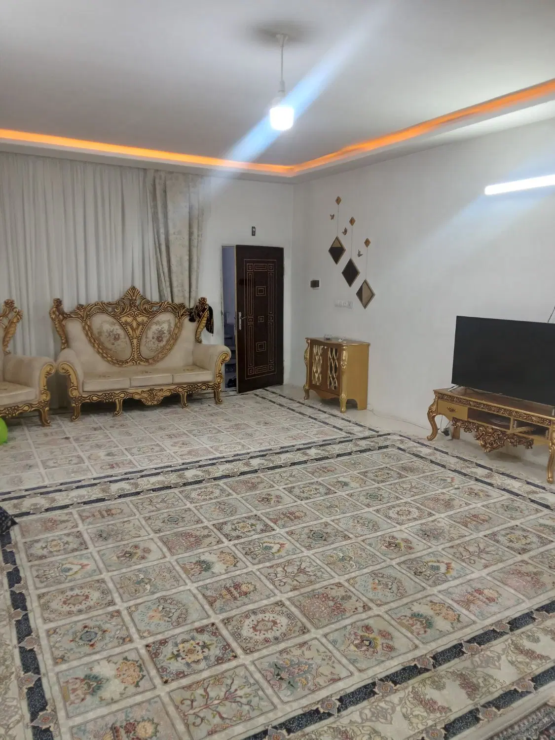 ۱۰۰متر دو خواب طبقه ۲ حاشیه زارع ۴۰۰رهن کامل