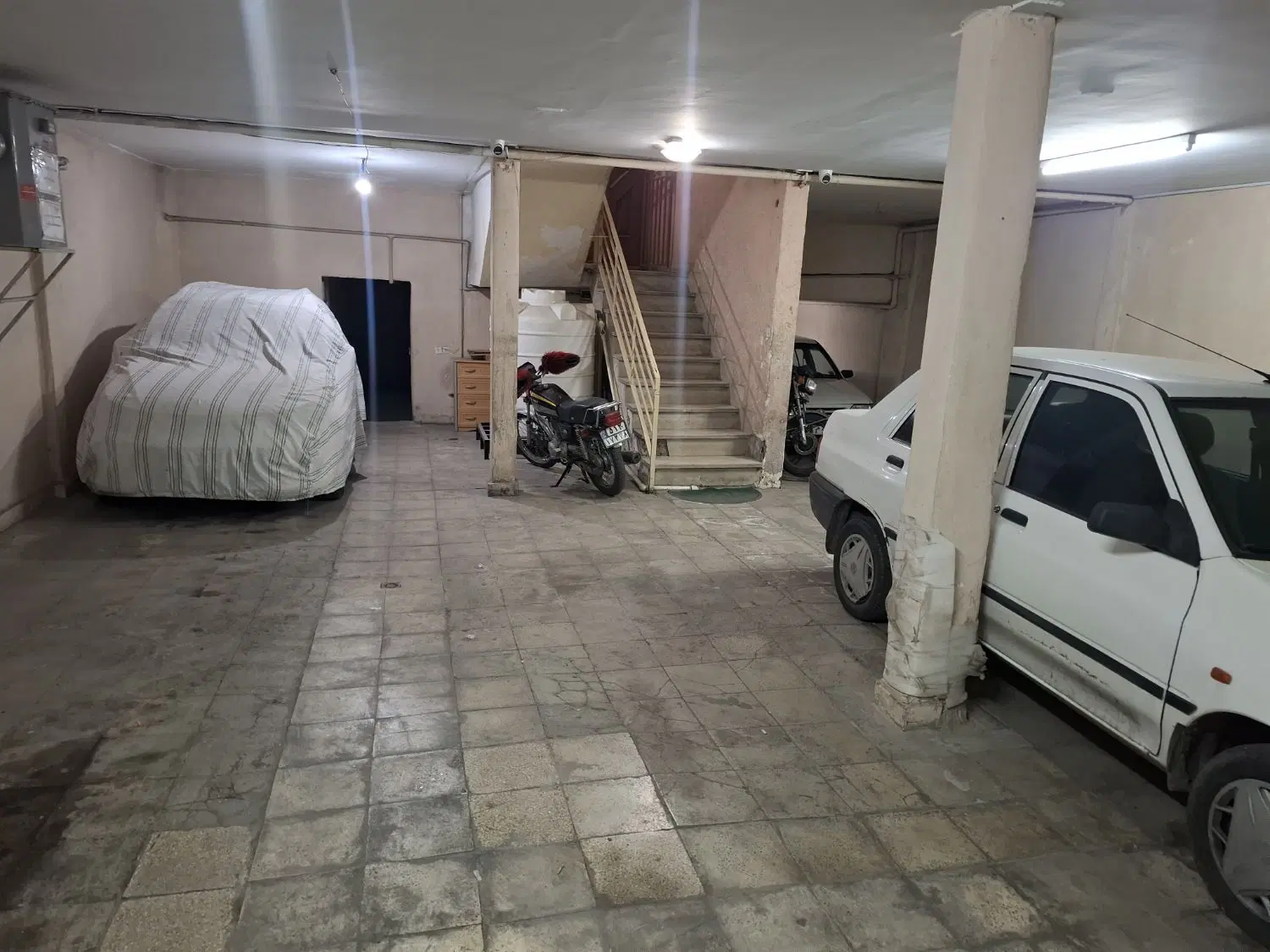 طبقه اول پارکینگ دار