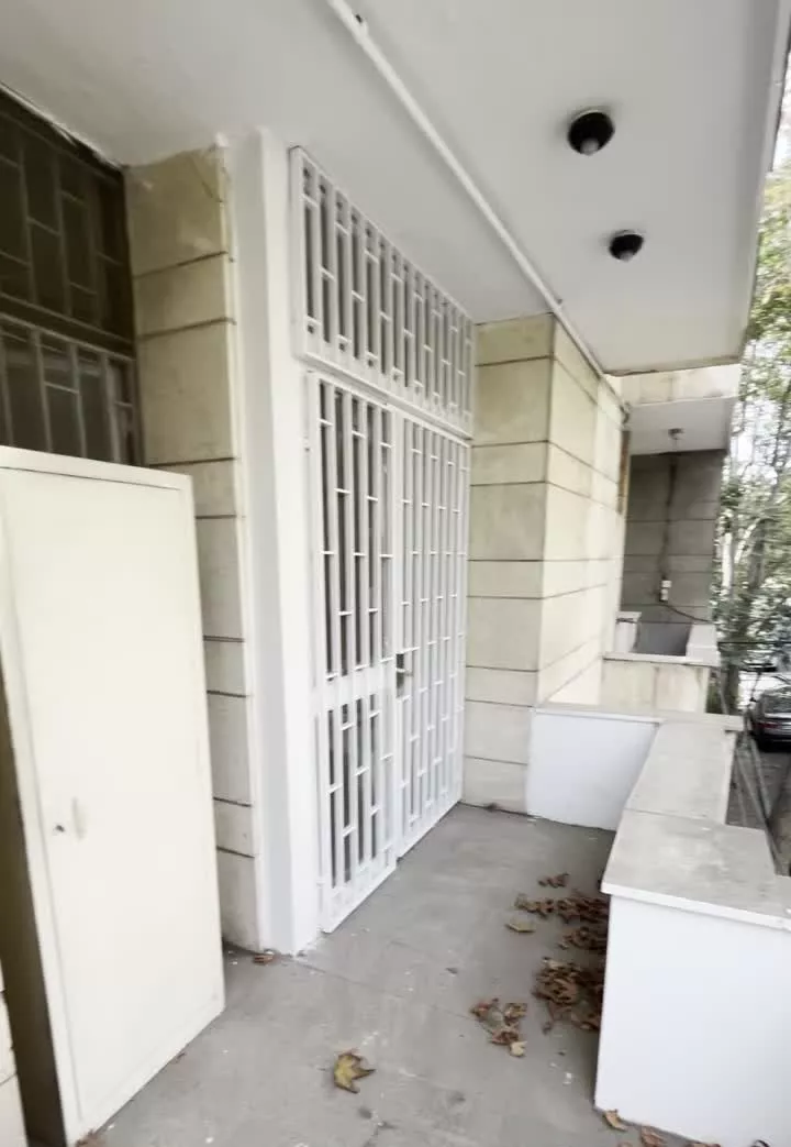 ۱۵۰ متر با ۲۰۰ متر بام اختصاصی در اختیار