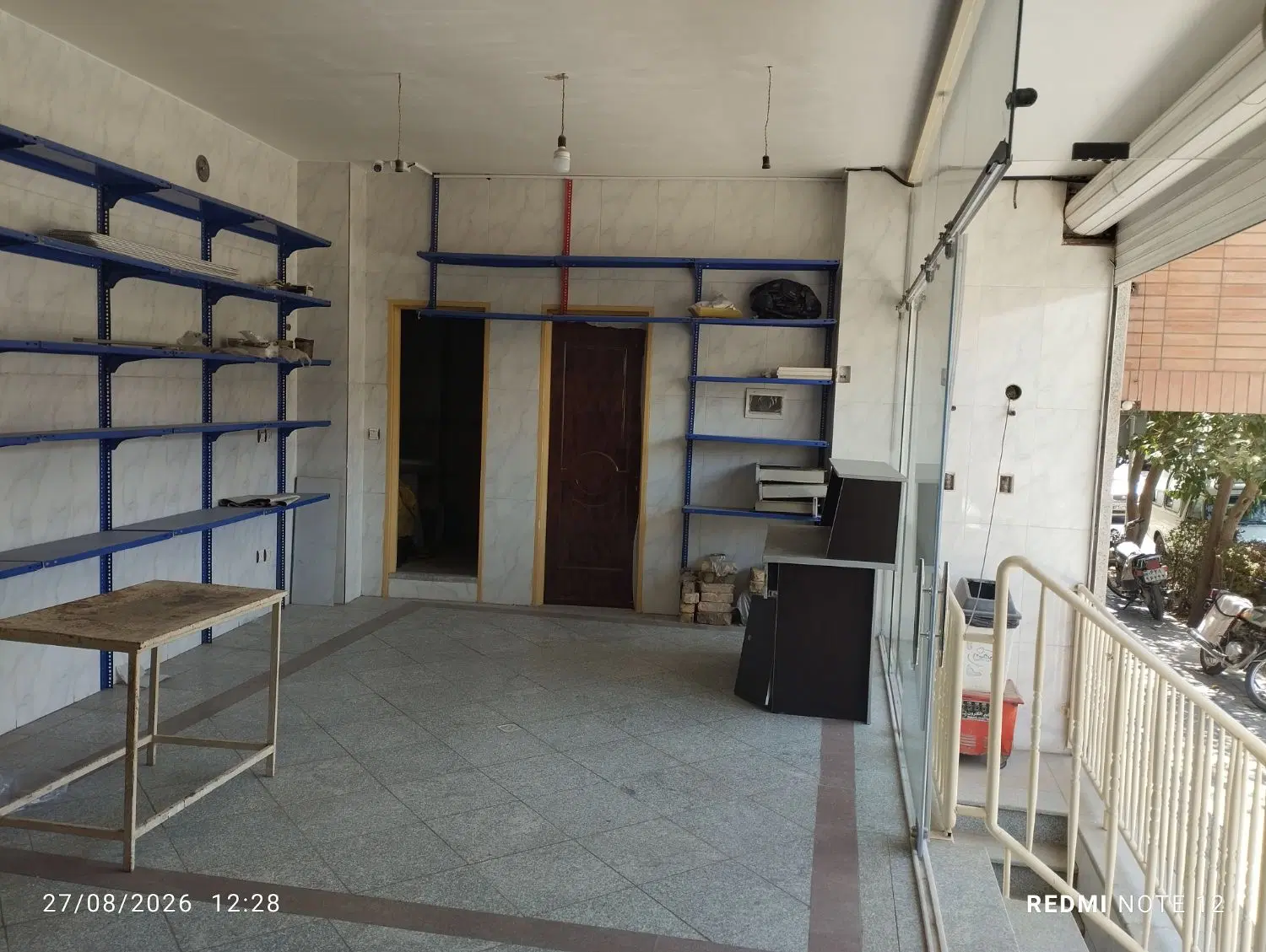 واحد تجاری بر خیابان، روبروی مسجد، کنار پارک