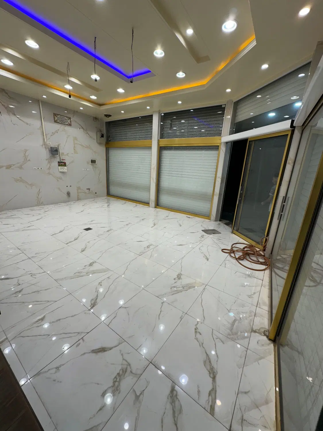 ستارخان 46 متر مغازه 5 دهنه دو بر زیر قیمت فوری