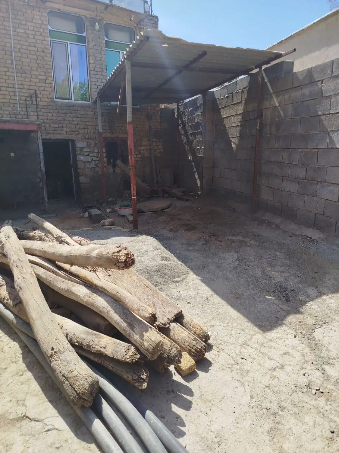 خانه دو طبقه روستایی میاندربند