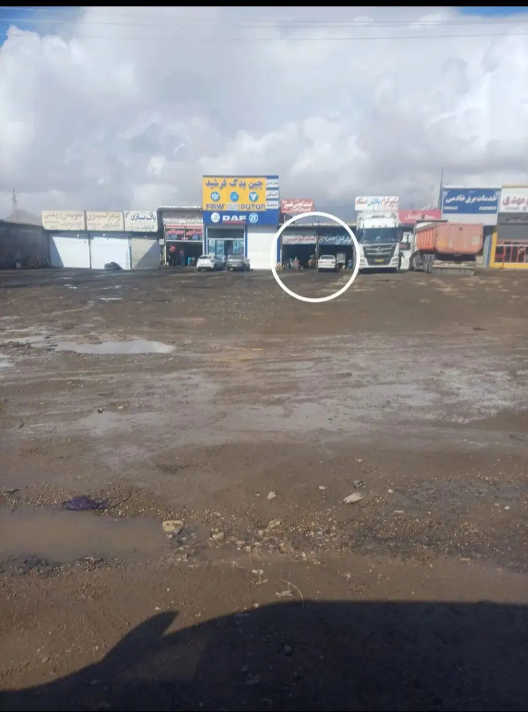 مغاره بر جاده کمر بندی پایین تر پاسگاه چم انجیر