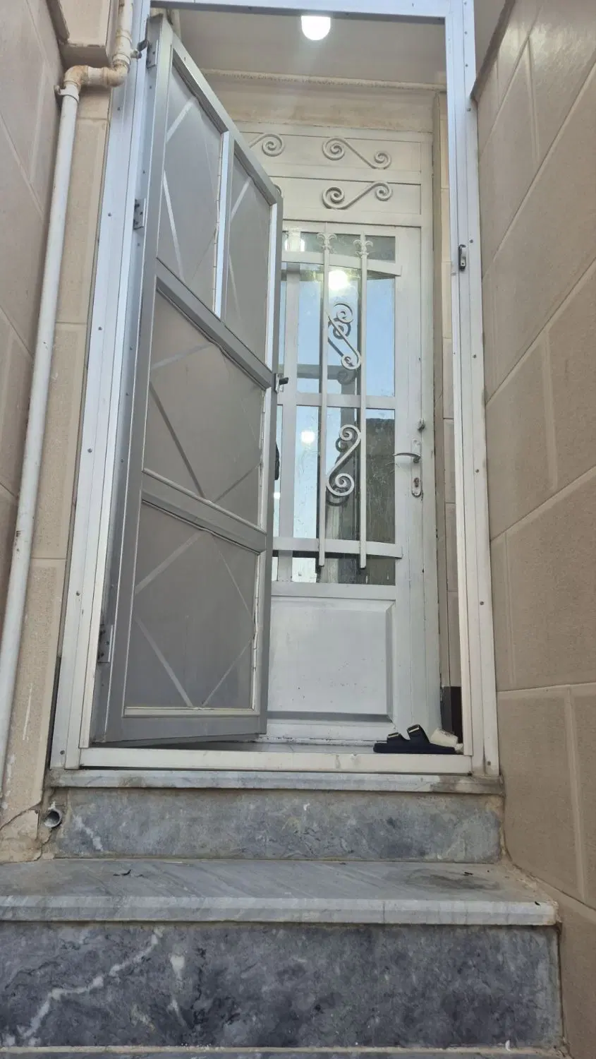 طبقه بالا ۷۴متری