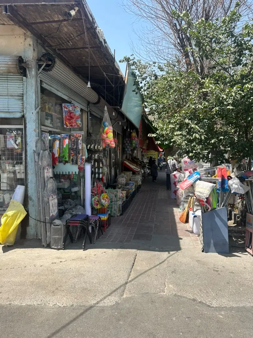 100متر مغازه با ۳۰ متر بالکن سر نبش