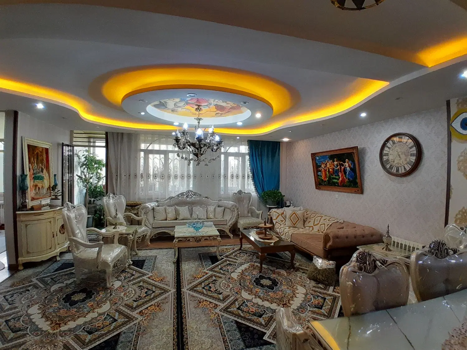 ۱۳۰متر_سالن پرده خور_سه خواب_فول امکانات_غرق نور