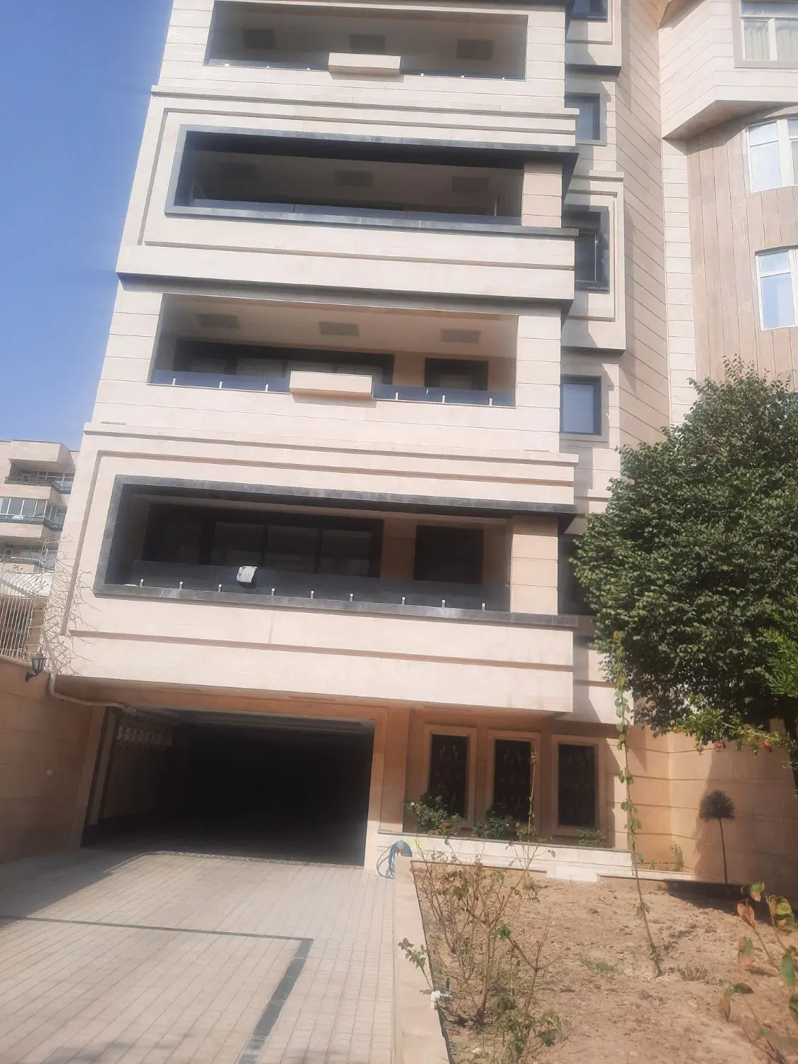 اپارتمان ۱۸۰ متری  در خیابان انقلاب شمالی گوهردشت