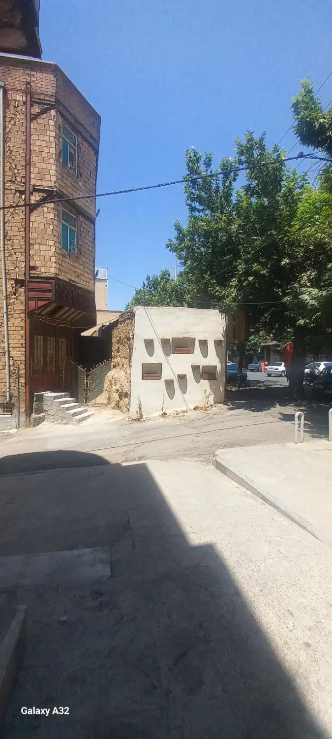 مغازه بر خیابان اصلی