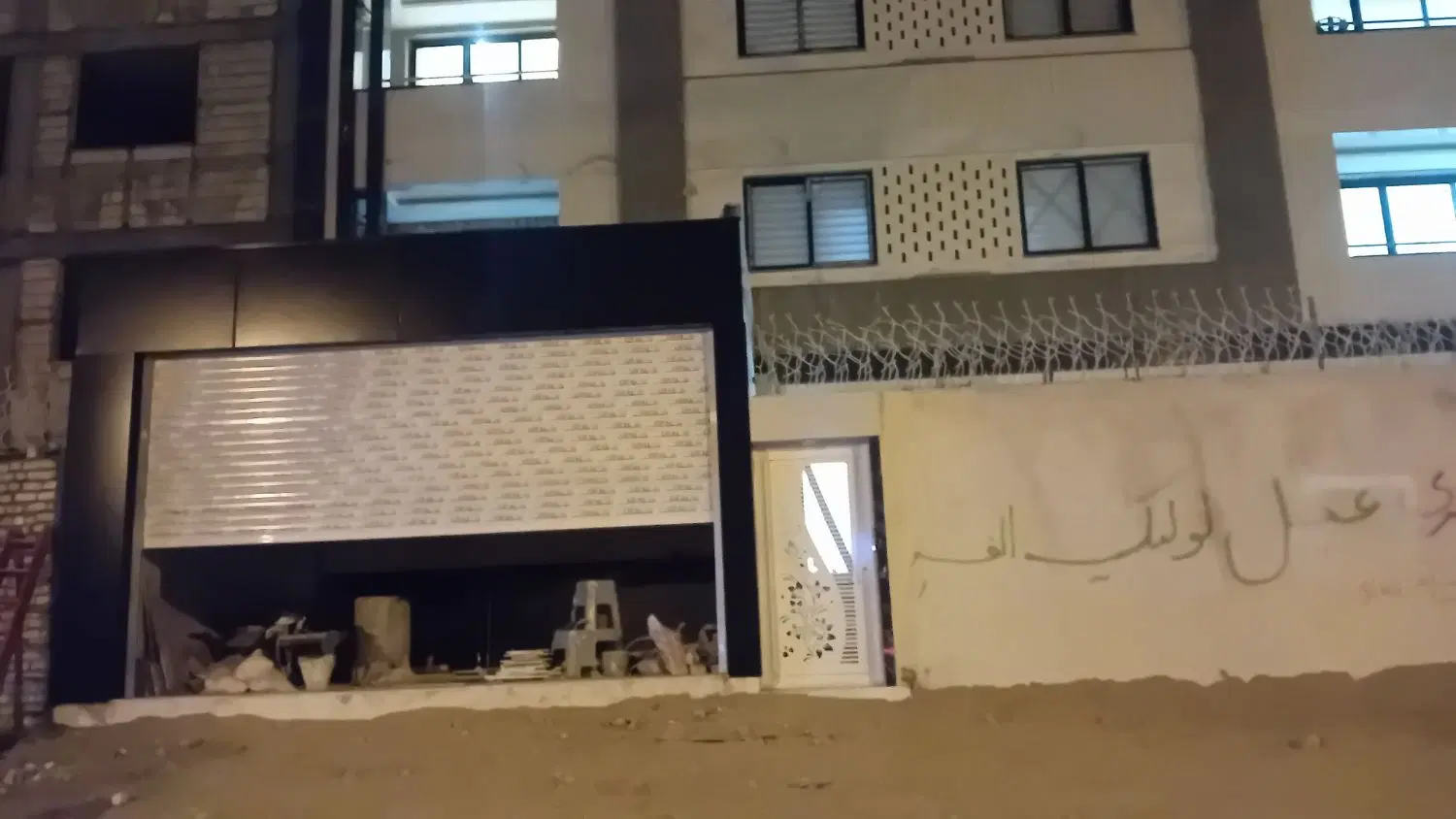 ۲۶ متر مغازه و ۳۷ متر انباری